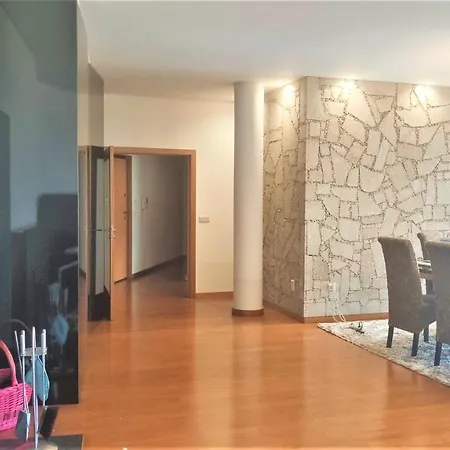 Lovely 3-Bedroom Apartment With Indoor Fireplace Braga