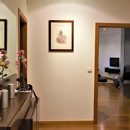 Apartment Lovely 3-Bedroom Apartment With Indoor Fireplace *