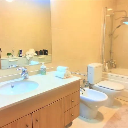 Lovely 3-Bedroom Apartment With Indoor Fireplace *