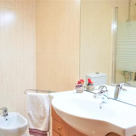 Lovely 3-Bedroom Apartment With Indoor Fireplace Braga