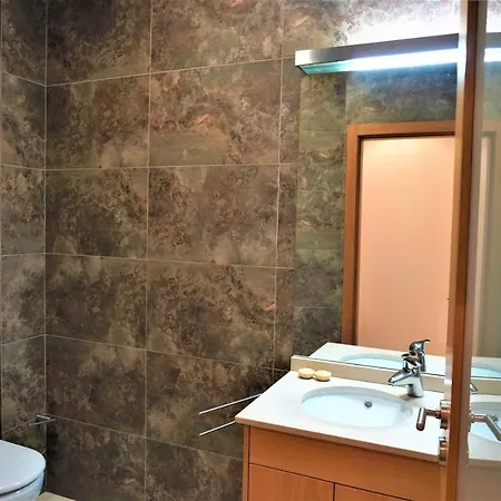 Lovely 3-Bedroom Apartment With Indoor Fireplace *