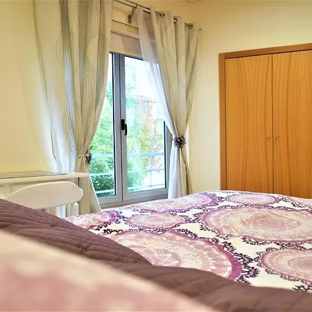 Lovely 3-Bedroom Apartment With Indoor Fireplace *