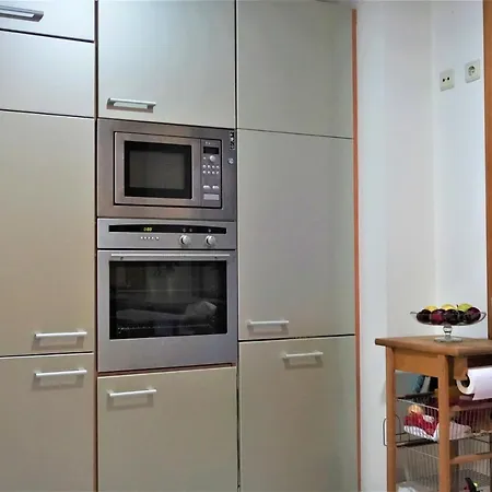 Lovely 3-Bedroom Apartment With Indoor Fireplace Apartamento *